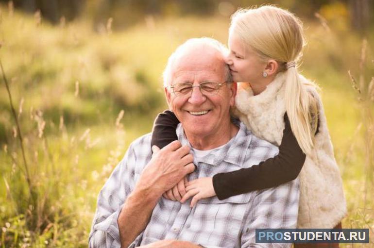 Седовласый дед жестко трахает свою внучку блондинку