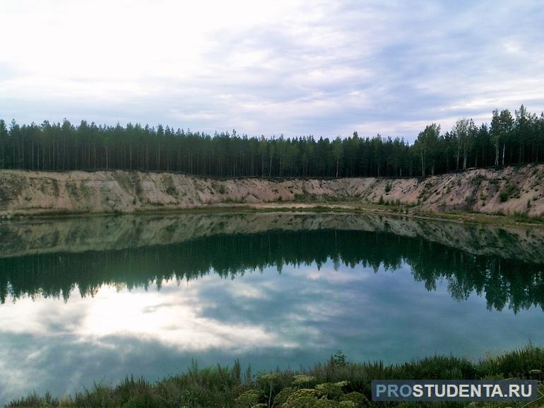 На месте карьера красивое лесное озеро